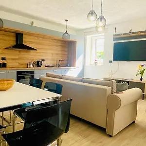 Apartment Modern With Fireplace & Stylish Kitchen, Kanfanar