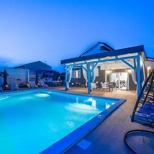 Villa Beauty With Heated Pool And Jacuzzi, Kanfanar